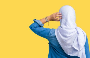 İzole arka plan geriye düşünme hakkında şüphe kafasına el ile üzerinden Arap hijab giyen orta yaş Doğu Arap kadın