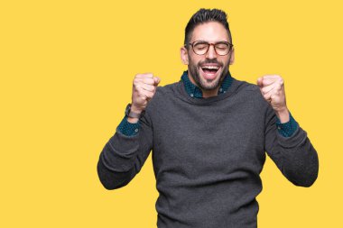 Yakışıklı delikanlı izole arka kolları olan başarı için heyecan üzerinde gözlük takan zafer kutluyor gülümseyen kaldırdı. Kazanan kavramı.