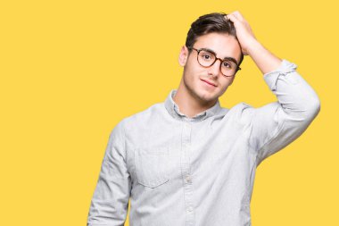 Yakışıklı delikanlı el jest yukarıya ile kendine güvenen dokunaklı saç gülümseyerek, çekici poz izole arka plan üzerinde gözlük