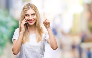 Genç güzel sarışın kadın smartphone üzerinde kullanma söz arka plan bir fikir ya da soru işaret parmağı gülen yüz, bir numara ile sürpriz izole