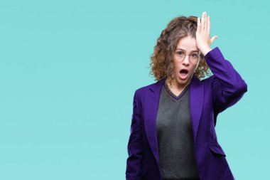 Okul üniforması giyen genç esmer öğrenci kız gözlük izole arka kafasına hata için el ile sürpriz üzerinde hata hatırlıyorum. Unuttum, kötü bellek kavramı.