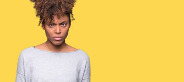 Güzel genç Afro-Amerikan kadın izole arka plan şüpheci ve sinir, papatyanın üzgün sorun nedeniyle yüzünden. Negatif kişi.