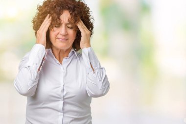 Güzel orta ager üst düzey businees kadın izole arka plan baş baş ağrısı için el ile çünkü stres. Migren muzdarip.