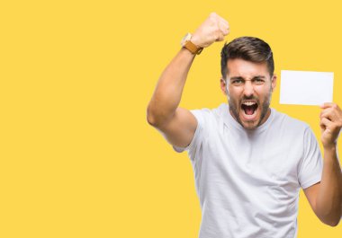 Genç yakışıklı adam izole arka rahatsız holding boş kartı ve boşa çıkarmak ile öfke, çılgın ve yükseltilmiş eliyle diye bağıran öfke kavramı bağırarak.