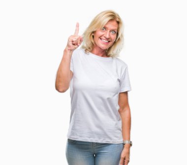 Orta yaş sarışın kadın başarılı fikirle parmağı yukarıyı izole arka plan yüzünden. Çıktıktan ve mutlu. Bir numara.