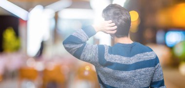 İzole arka plan geriye düşünme hakkında şüphe ile baş taraftan genç yakışıklı adam