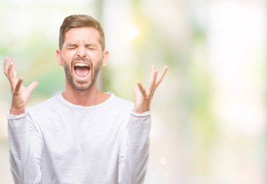 Genç yakışıklı adam kızgın ve silah ile başarı için deli kutluyor izole arka plan üzerinde kaldırdı ve heyecanlı çığlık gözler kapalı. Kazanan kavramı