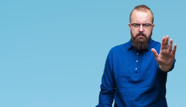 Elin avuç durağı şarkı yapıyor izole arka plan üzerinde gözlük takan Genç beyaz hipster adam. Negatif ve ciddi bir jest yüz ifadesiyle uyarı.