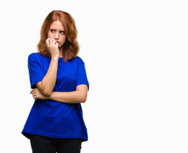 Genç güzel kadın yüzünden stresli ve gergin ile izole arka plan tırnak ısırma dudaklarından eller. Anksiyete sorunu.