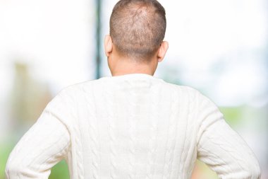 Orta yaş Arap adam gözlüklü izole arka plan ayakta geriye doğru uzakta silah ile vücut üzerinde seyir üzerinde