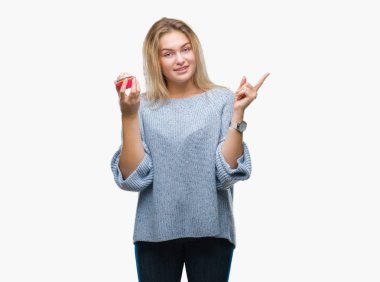 İzole arka tarafına el ve parmak ile işaret çok mutlu üzerinde tatlı kek yeme genç kafkas kadın