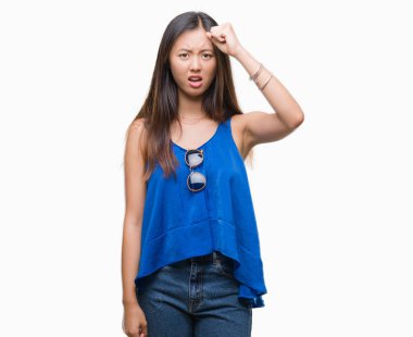 Öfkeli ve sinirli sinirli ve öfke ile bağırarak süre öfkeli yumruk yükselterek izole arka plan üzerinde Genç Asyalı kadın. Öfke ve agresif kavramı.