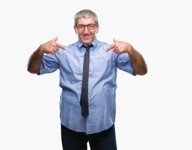 Yakışıklı üst düzey iş adamı yüzünde gülümseme ile kendinden emin görünüyorsun, kendini gururlu ve mutlu parmakları ile işaret izole arka plan üzerinde.