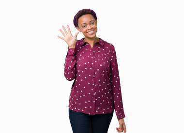 Gösterilen ve parmakları ile işaret izole arka plan üzerinde başörtüsü giyen güzel genç Afro-Amerikan kadın kendinden emin ve mutlu gülümseyerek süre beş numara.