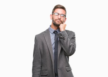 Genç yakışıklı iş adamı çene düşünme hakkında soru, dalgın ifade üzerine el ile izole arka plan üzerinde. Düşünceli yüzüyle gülümsüyor. Şüphe kavramı.