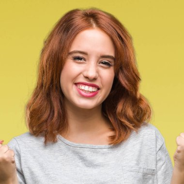 İzole arka plan kutlama üzerinde genç güzel kadın şaşırttı ve başarı için kaldırdı kollarını açarak hayret ve gözleri açık. Kazanan kavramı.