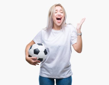 Genç Sarışın kadın futbol futbol topu tutan kocaman bir gülümseme ile çığlık zaferini kutluyor ve ellerini kaldırdı arka plan çok mutlu ve heyecanlı, kazanan ifade izole