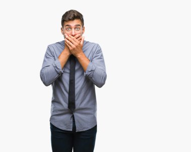 Genç yakışıklı iş adamı izole arka plan ağız hata için elleriyle kapsayan şok içinde. Gizli kavramı.