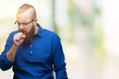 Duygu iyi ve soğuk veya bronşit için semptom olarak öksürük izole arka plan üzerinde gözlük takan Genç beyaz hipster adam. Sağlık kavramı.