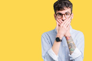 Üzerinde gözlük takan genç yakışıklı adam arka plan ağız hata için elleriyle kapsayan şok izole. Gizli kavramı.