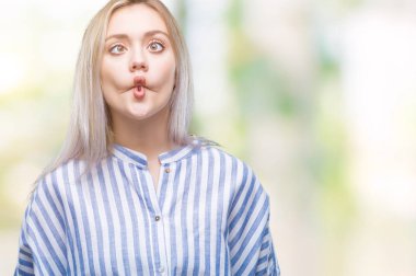 Sarışın genç kadın izole arka plan yapma balık yüzüne dudaklı, çılgın ve komik bir jest. Komik ifade.