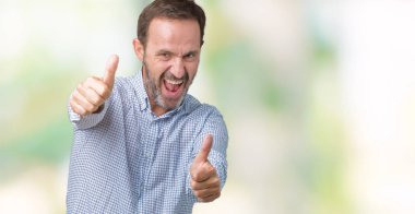 Yakışıklı orta yaş zarif komuta sizde el ile pozitif jest yapıyor onaylama izole arka plan üzerinde başparmak gülümseyen ve başarı için mutlu. Kamera, kazanan jest arıyorsunuz.