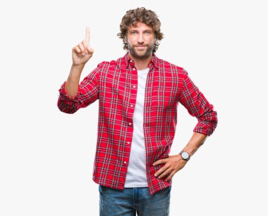 Yakışıklı İspanyol modeli adam ve parmak gülümseyen süre bir numara ile kendinden emin ve mutlu yukarıyı gösteren izole arka plan.