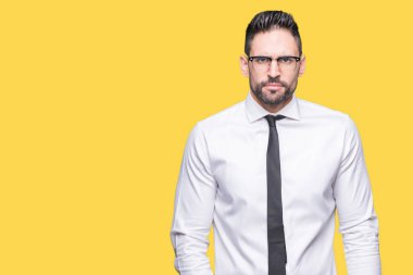 Genç yakışıklı iş adamı izole arka plan şüpheci ve sinir, papatyanın üzgün üzerinde sorunu nedeniyle gözlüklü. Negatif kişi.