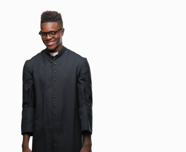 Genç Afrikalı-Amerikalı rahip adam seksi bir ifadeyle, neşeli ve mutlu yüzünü kameraya bakarak göz kırpıyor izole arka plan üzerinde.