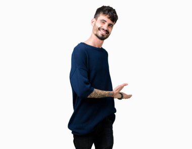 Açık el ile doğal gülümseyen girmek için davet izole arka plan üzerinde genç yakışıklı adam