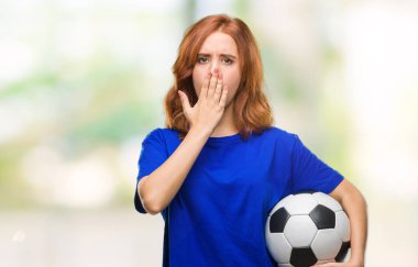 Genç güzel kadın futbol futbol topu kapak ağız hata, korku, ifade için utanç ile şok eliyle tutarak izole arka plan üzerinde sessizlik içinde gizli kavramı korkuttu