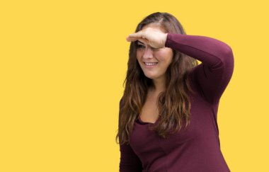 Güzel ve çekici artı boyutu genç kadın izole arka plan çok mutlu ve gülümseyen uzakta ile bakmaktan bir elbiseyle üzerinde kafa ver. Arama kavramı.