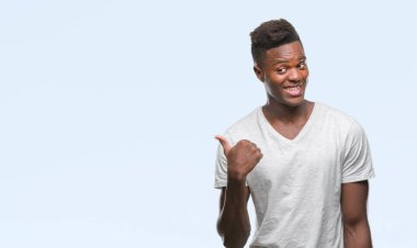 Genç Afro-Amerikan adam arıyor ve başparmak yanında yukarıyı mutlu yüz ile gülümseyen izole arka plan üzerinde.