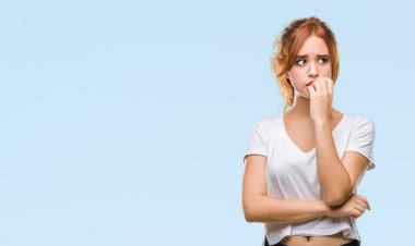 Genç güzel kadın yüzünden stresli ve gergin ile izole arka plan tırnak ısırma dudaklarından eller. Anksiyete sorunu.