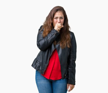 Artı boyutu genç kadın güzel üzerinde bir moda deri ceket giyiyor soğuk veya bronşit için arka plan duygu hasta ve semptom olarak öksürük izole. Sağlık kavramı.