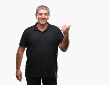 Seyir ve başparmak yanında yukarıyı mutlu yüz ile gülümseyen izole arka plan üzerinde üst düzey yakışıklı.