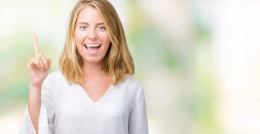 Güzel genç zarif kadın başarılı fikirle parmağı yukarıyı izole arka plan yüzünden. Çıktıktan ve mutlu. Bir numara.