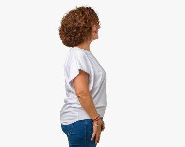Tarafına, seyir izole arka plan üzerinde beyaz t-shirt giyen kadın güzel orta ager kıdemli sakin ol kendine güvenen gülümseme ile doğal yüz pozuyla profili.