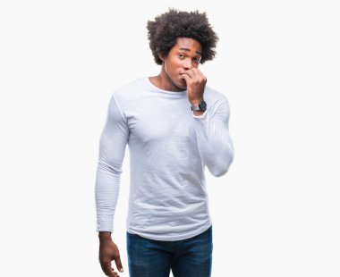 Afro Amerikalı adam stresli ve gergin ile izole arka plan üzerinde tırnak ısırma dudaklarından eller. Anksiyete sorunu.