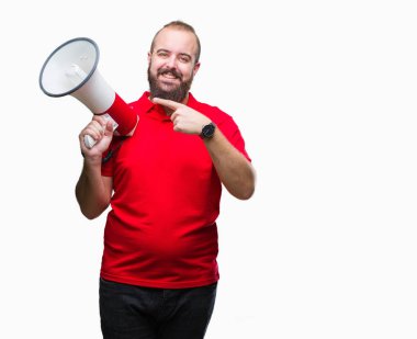 Beyaz delikanlı izole arka el ve parmak ile işaret çok mutlu üzerinde megafon ile bağırarak