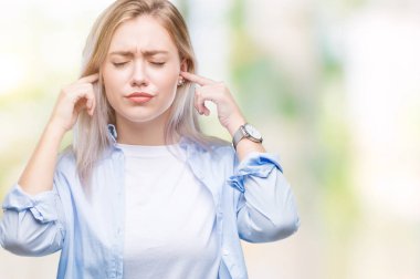 Genç Sarışın kadın parmakları ile yüksek sesle müzik gürültü rahatsız ifade kulaklarıyla kapsayan izole arka plan yüzünden. Sağır kavramı.