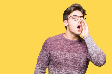 Bağırarak ve ağzı üzerinde el ile yan için çığlık izole arka plan üzerinde gözlük takan yakışıklı delikanlı. İletişim kavramı.