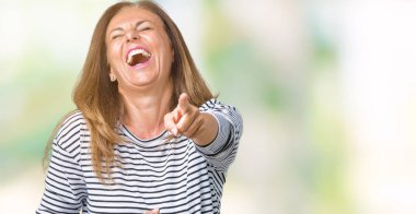 Güzel orta yaş kadın giyiyor çizgili süveter izole üzerinde arka plan sizin parmak el kamerasıyla göğüs üzerinde utanç ifadesi işaret eden gülme