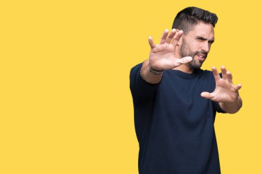 Üzerinde kazak giyen genç yakışıklı adam arka plan korkuyor ve korku ifade dur hareketi el ile ile dehşete şokta bağırarak izole. Panik kavramı.