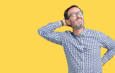 Yakışıklı orta yaş zarif komuta sizde gözlük izole üzerinde elle, kas ağrısı boyun dokunmadan acı boyun ağrısı yaralanma, arka plan