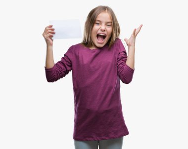 Genç güzel kız boş kağıt kartı tutan kocaman bir gülümseme ile çığlık zaferini kutluyor ve ellerini kaldırdı arka plan çok mutlu ve heyecanlı, kazanan ifade izole