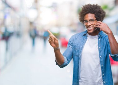 Afro Amerikalı adam izole arka plan üzerinde çok el ve parmak ile tarafına işaret mutlu Evet