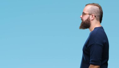 Genç beyaz hipster adam giyen güneş gözlüğü izole arka tarafına, seyir üzerinde dinlenmek doğal yüz emin gülümseme ile pozuyla profili.