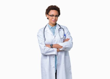 Üzerinde tıbbi ceket giyen genç Afro-Amerikan doktor kadın arka plan ile mutlu yüz gülümseyerek kameraya seyir silah geçti izole. Olumlu bir kişi.