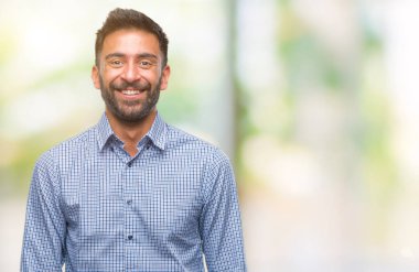 İzole arka plan ile bir mutlu ve serin yetişkin İspanyol adam yüzünde gülümseme. Şanslı kişi.